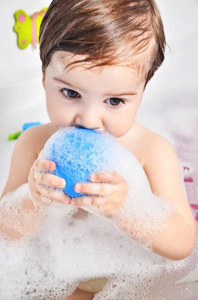 Small child takes a bath — Stock Photo, Image