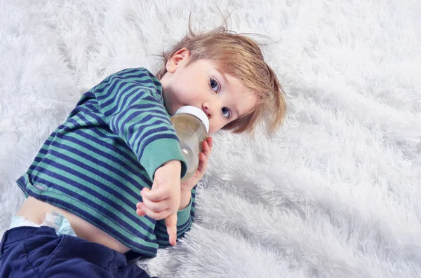 Retrato de un hermoso bebé — Foto de Stock