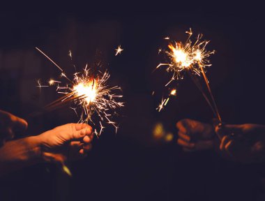 festivalde şenlikli maytap yakmak