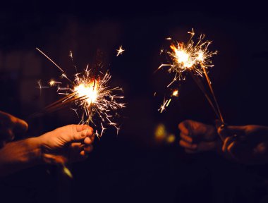 festivalde şenlikli maytap yakmak