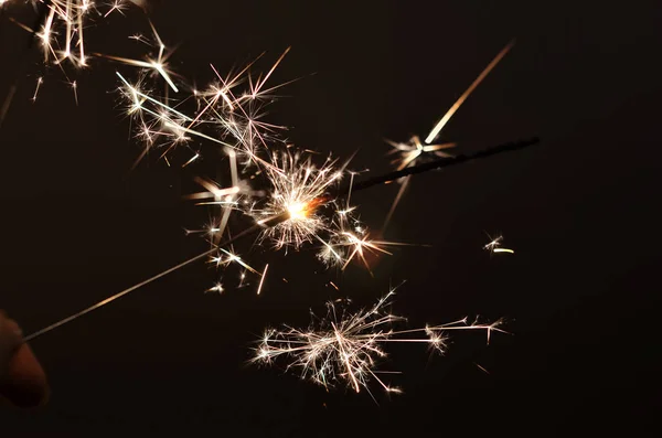 Festliche Wunderkerzen brennen beim Fest — Stockfoto