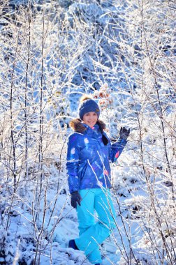 genç kız kış karda ayakta