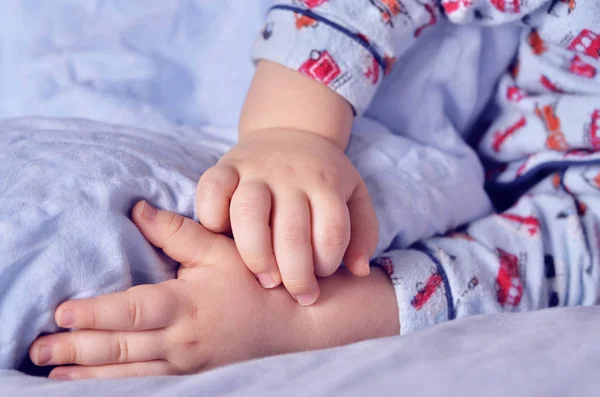 Niño pequeño duerme — Foto de Stock