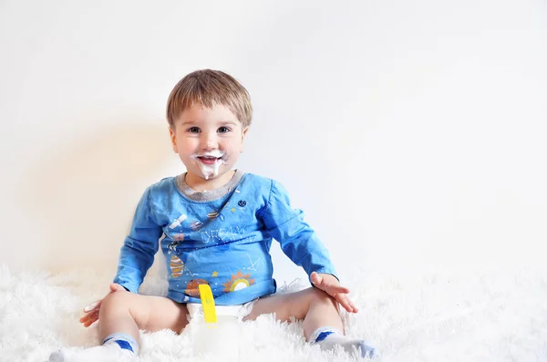 Niño pequeño comiendo solo . — Foto de Stock