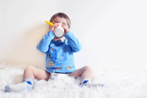 Un niño bebiendo yogur — Foto de Stock