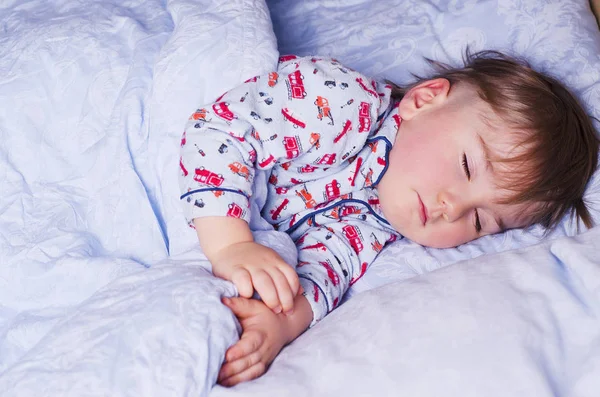 Niño pequeño duerme — Foto de Stock