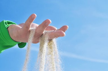 Kum elden dökülür