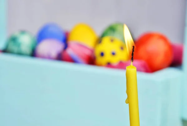 Huevos de Pascua brillantes en una cesta de colores . — Foto de Stock