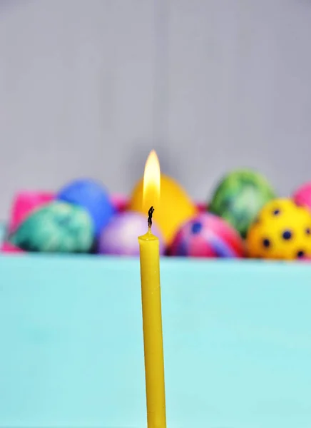 Huevos de Pascua brillantes en una cesta de colores . — Foto de Stock