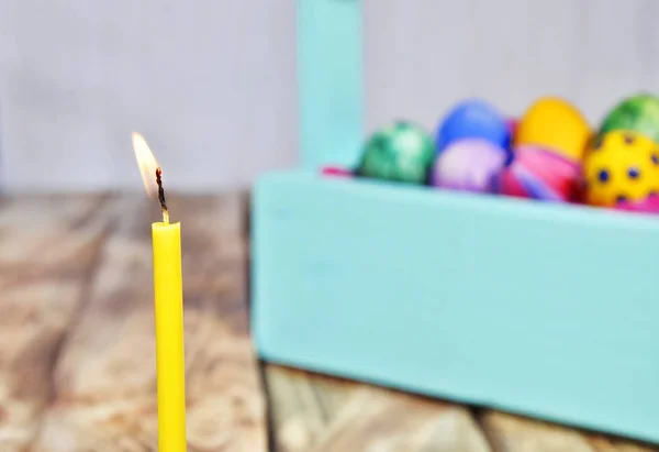 Huevos de Pascua brillantes en una cesta de colores . — Foto de Stock