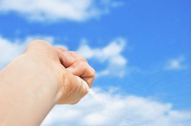 Kumlarınfren için uzanan eller elden dökülür