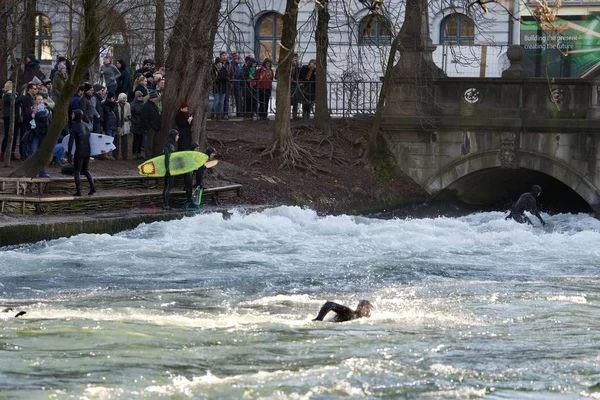 Münih, Almanya 'da Eisbach' ta sörfçüleri izleyen kalabalık