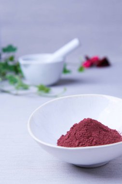 Hibiscus (Hibiscus sabdariffa), başlıca saç bakımı ve kakasız ve katı şampuanlar için ayurvedik tozu olarak kullanılabilir..