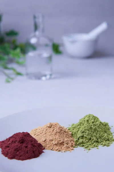 Ayurvedik tozlar temel olarak saç bakımında ve lüks kaka ve katı şampuanların karışımında kullanılır..