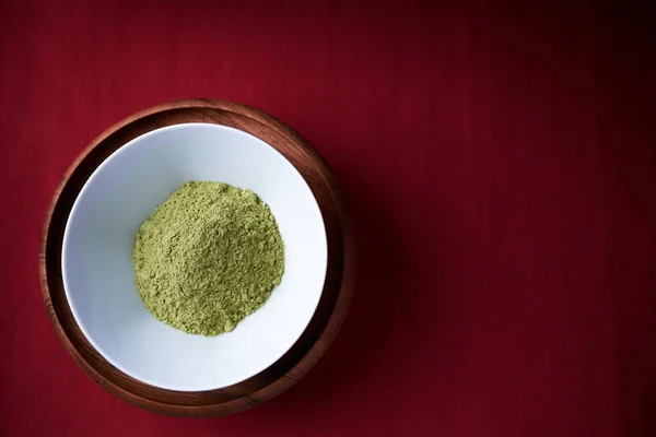 Sidr (Zizyphus jujuba) temel olarak saç bakımı ve kakasız ve katı şampuanların karışımı için ayurvedik tozu olarak kullanılabilir..