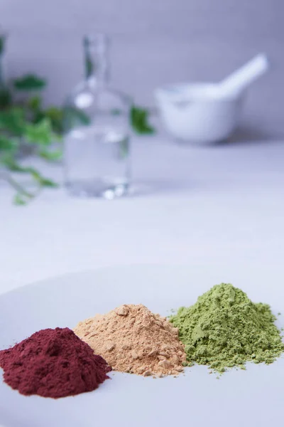 Ayurvedik tozlar temel olarak saç bakımında ve lüks kaka ve katı şampuanların karışımında kullanılır..