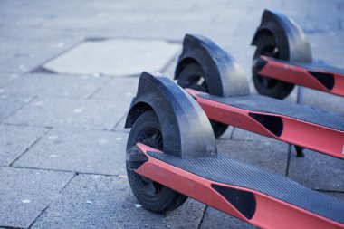 Münih, Almanya - 20 Şubat 2020: Pembe e-scooter 'lar kaldırıma dizildi