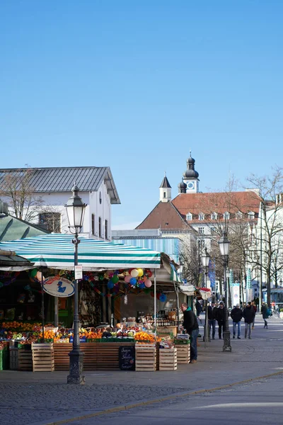 Münih, Almanya - 22 Şubat 2020: Şarküteri pazarı Viktualienmarkt yavaş yavaş açılıyor ve uzun bir alışveriş günü için büfeler hazırlanıyor. Marienplatz 'ın yanında yer alan pazar, ünlü bir seyahat merkezidir..