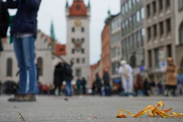 Münih, Almanya - 23 Şubat 2020: Karnaval sezonu Münih 'te popüler bir etkinliktir ve Pazar günü Marienplatz' da sokak animasyonları, stand ve canlı müzik ile başlar. Konfeti atmak geleneğin bir parçasıdır..