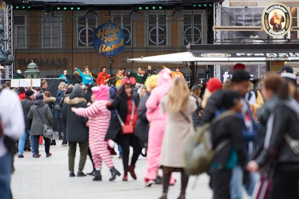 Münih, Almanya - 20 Kasım 2019: Westpark 'taki gölün kenarındaki Gans Am Wasser kafesi, Aralık ayı boyunca renkli bir Noel pazarına dönüşüyor..
