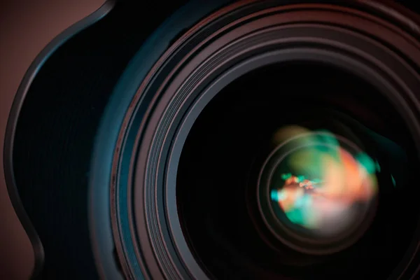 Renkli parıltılı bir DSLR merceğinin makro fotoğrafçılığı