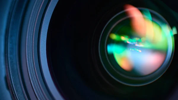 Renkli parıltılı bir DSLR merceğinin makro fotoğrafçılığı
