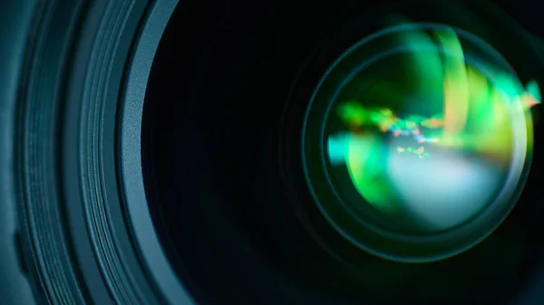 Renkli parıltılı bir DSLR merceğinin makro fotoğrafçılığı