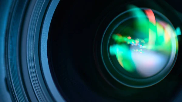 Renkli parıltılı bir DSLR merceğinin makro fotoğrafçılığı