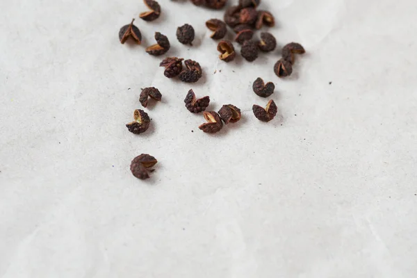 Timut biberinin (Zanthoxylum armatum) makro fotoğrafçılığı, Sichuan Pepper ile aynı aileden. Bu baharat, greyfurta yakın çok aromatik bir tat sunuyor..