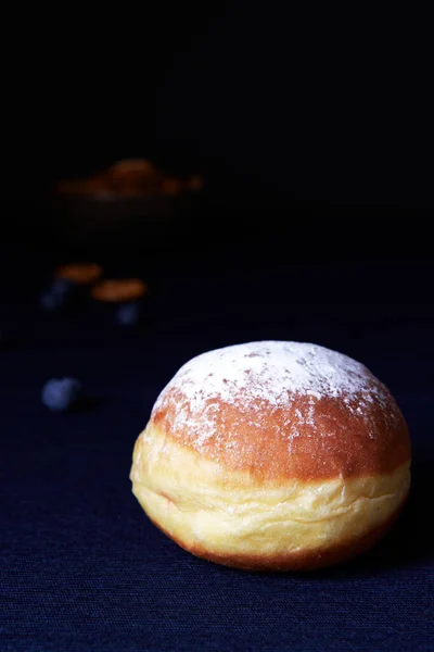 Krapfen, Şubat ayı sonunda Karnaval sezonunun geleneksel pastası olarak Almanya 'da satılan donutlardır..