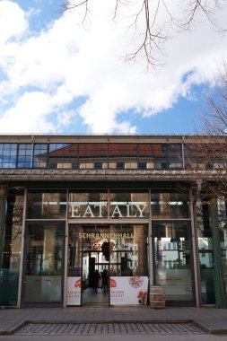 Münih, Almanya - 1 Mart 2020: Dev şarküteri İtalyan karşı ve gıda zinciri Eataly Kasım 2015 'te Viktualienmarkt yakınlarındaki Münih' in merkezinde yer alan tarihi pazar yeri Schrannenhalle 'de açıldı. 1853 'te inşa edilmiş, ilk demir dümen.
