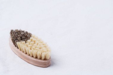 Bej renkli organik pamuk kumaşında çok amaçlı doğal ahşap fırça.