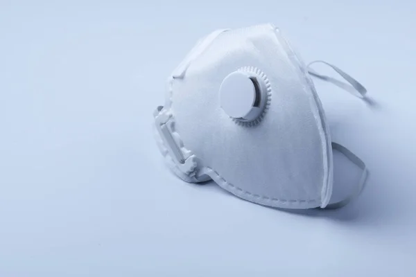 Неодноразовая Стерильная Белая Маска Ffp3 Клапаном Которая Использована Качестве Защиты — стоковое фото