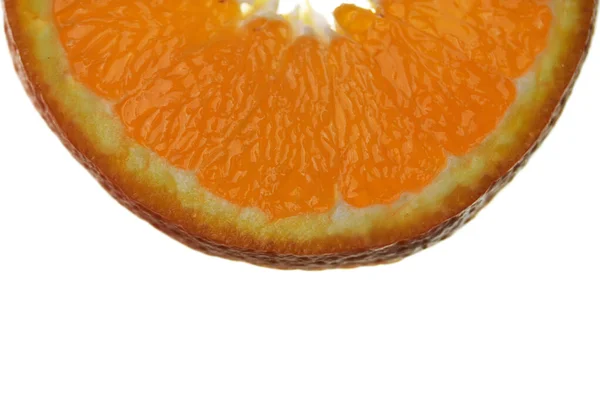 Beyaz arka planda izole edilmiş taze bir organik portakal diliminin (Citrus sinensis) makro fotoğrafçılığı