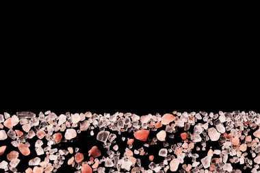 Himalaya tuzunun makro fotoğrafçılığı fotokopi uzayı ile siyah zemin üzerinde izole edilmiş. Spa ve refah kavramı, yemek ve yemek, doğal gıda.