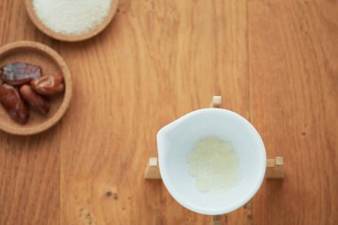 Kurumuş hurma ve organik çiğ kamış şekeri de içeren su kefir veya tibiko karışımının düz açılı bir görüntüsü. Sağlıklı yaşam organik içeceği kavramı, ev yapımı, diy, mide sağlığı