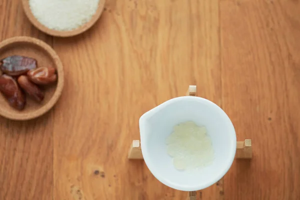 Kurumuş hurma ve organik çiğ kamış şekeri de içeren su kefir veya tibiko karışımının düz açılı bir görüntüsü. Sağlıklı yaşam organik içeceği kavramı, ev yapımı, diy, mide sağlığı