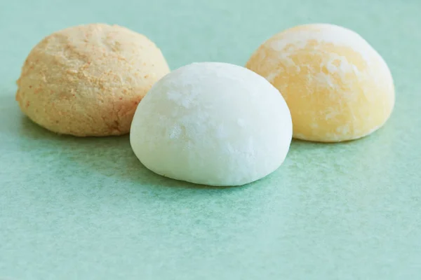 Close Drie Felgekleurde Mochis Een Pastelgroene Plaat Concept Voor Dessert — Stockfoto