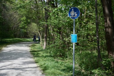 Münih, Almanya - 18 Nisan 2020: Kentin yeşil bölgelerinde Covid-19 Coronavirus nedeniyle vatandaşlara alınacak güvenlik önlemlerini bildirmek için Almanca bir not. Söz konusu tedbirler arasında toplumsal uzaklık ve hijyen tavsiyeleri yer alıyor.