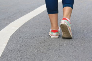 runner metre yol closeup ayakkabı üzerinde çalışan. kadın fitness신발에도 근접 촬영에서 실행 러너 발입니다. 여자 휘트니스 