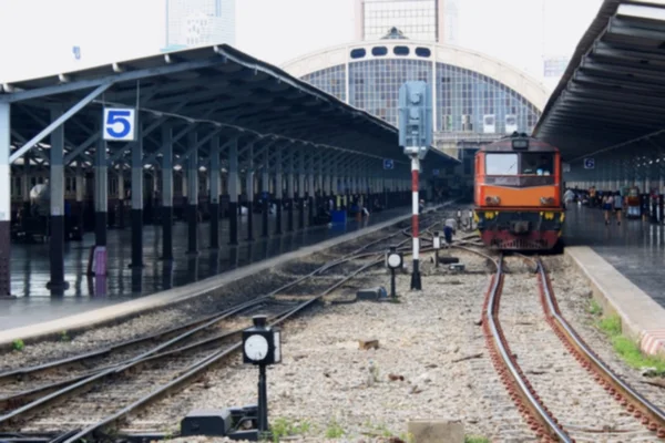 Dunkler verschwommener Bahnhof in Bangkok, Thailand — Stockfoto