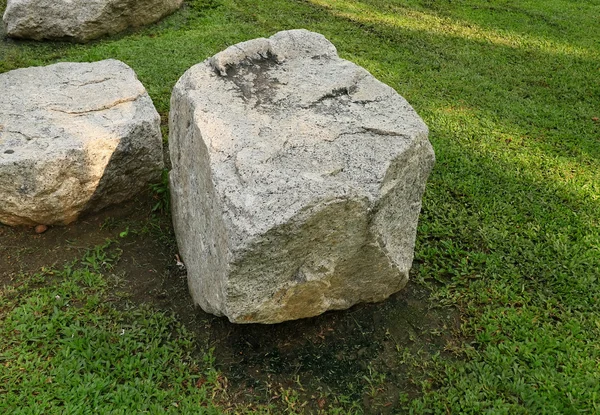 잔디에 큰 돌 — 스톡 사진