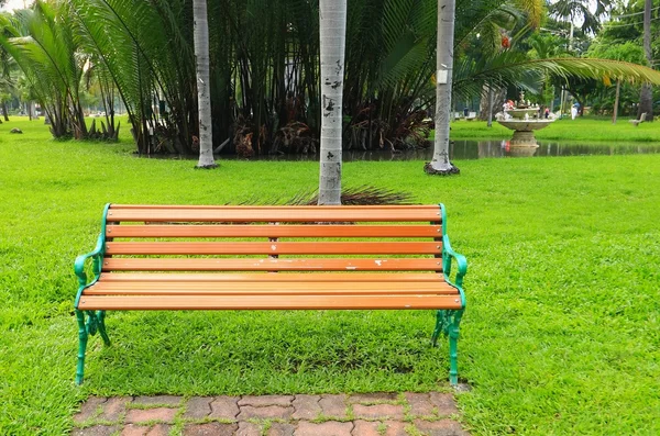 Cadeira de jardim de metal na grama verde — Fotografia de Stock