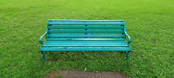 Yeşil çimenlerin üzerinde metal Bahçe sandalye — Stok fotoğraf