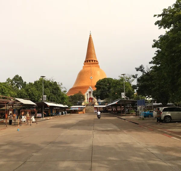 Nakornprathom, thailand-oktober 1: pra pratomjedi, der größte jedi in thailand, wo Thais und Ausländer am 1. Oktober in nakornprathom beten und besuchen können. 2016 in nakornprathom, Thailand — Stockfoto