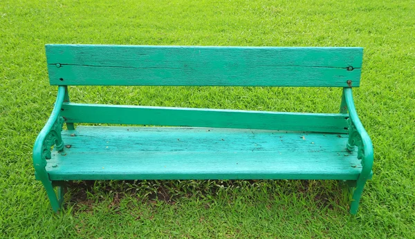 Metall trädgård stol på grönt gräs — Stockfoto