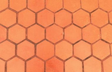 Kırmızı damgalı beton veya kaba taş kaldırım