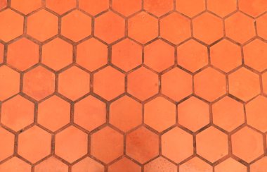 Kırmızı damgalı beton veya kaba taş kaldırım