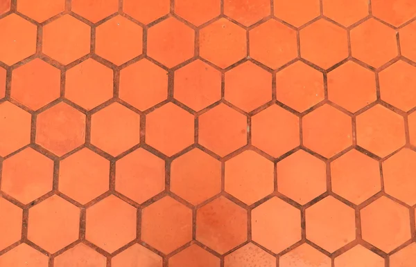 Kırmızı damgalı beton veya kaba taş kaldırım