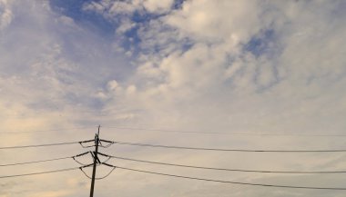  Beyaz bulutlu mavi gökyüzü